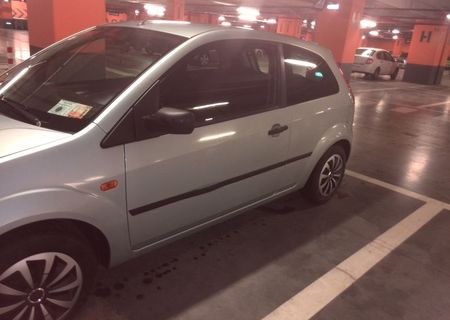 Ford fiesta model 2004, 2000 euro negociabil. 