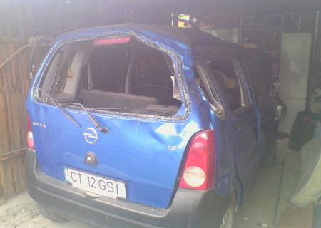 Opel agila avariat