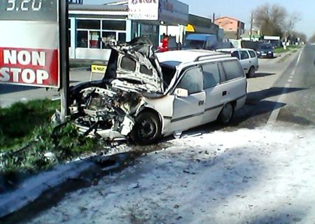 vand masina avariata cu acte