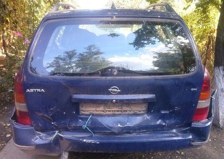 vand opel astra avariat in spate