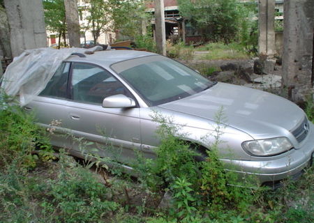 Vand Opel omega avariat