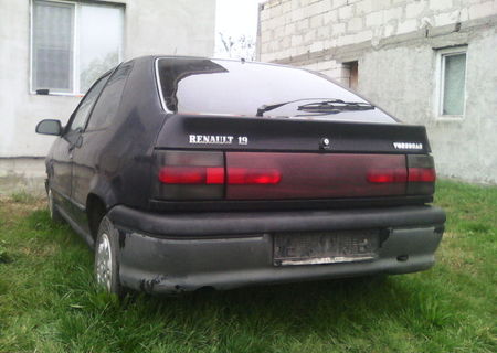 Vand Renault 19 pentru piese