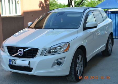 VOLVO XC60-MOMENTUM